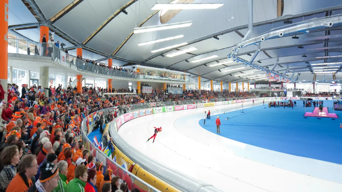 Eisschnelllaufhalle