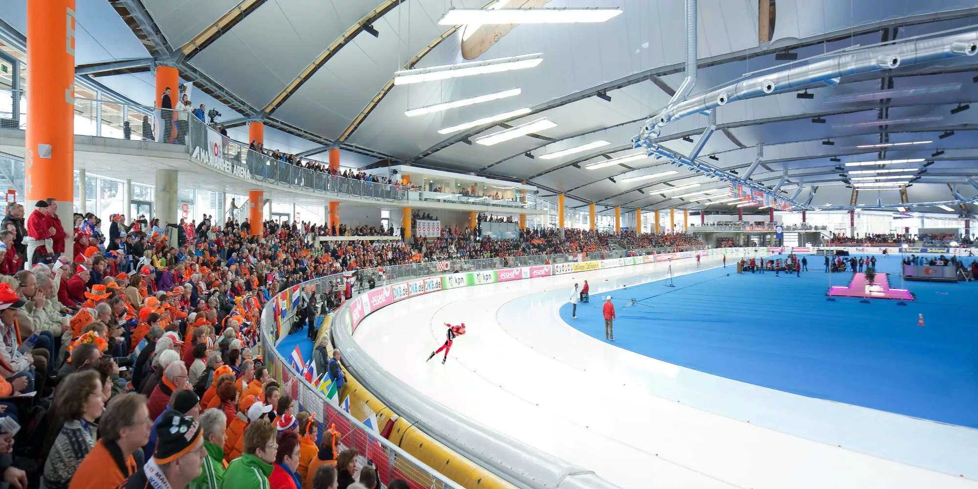 Eisschnelllaufhalle